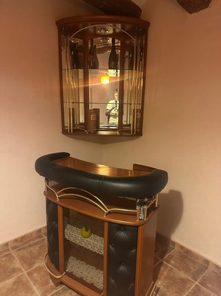 Bar y vitrina de esquina madera y cuero