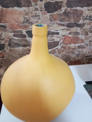 Jarrón amarillo con tapa azul