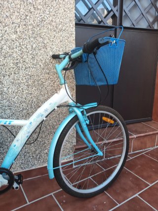 Bicicleta infantil azul y blanca