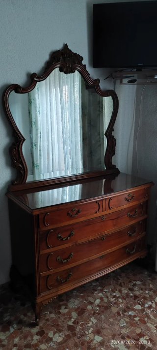 Cómoda antigua de madera con espejo