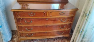 Cómoda antigua de madera con espejo