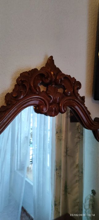 Cómoda antigua de madera con espejo