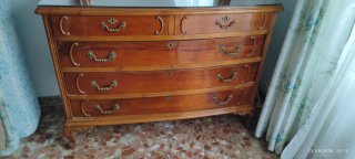 Cómoda antigua de madera con espejo