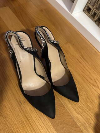Zapatos de salón negros con cadena plateada