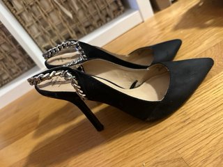 Zapatos de salón negros con cadena plateada