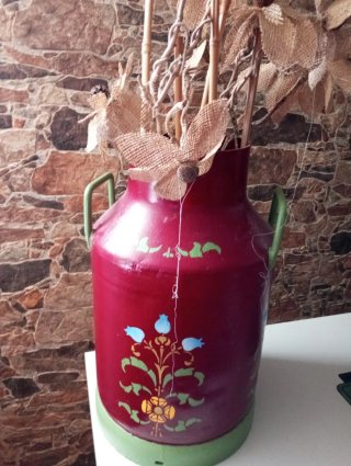 Jarrón decorativo rojo y verde