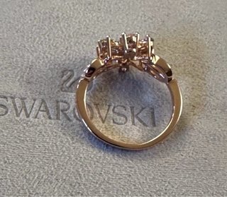 Anello oro petali di cristalli