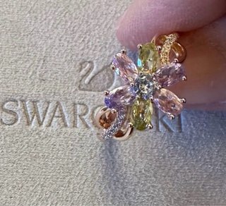 Anello oro petali di cristalli