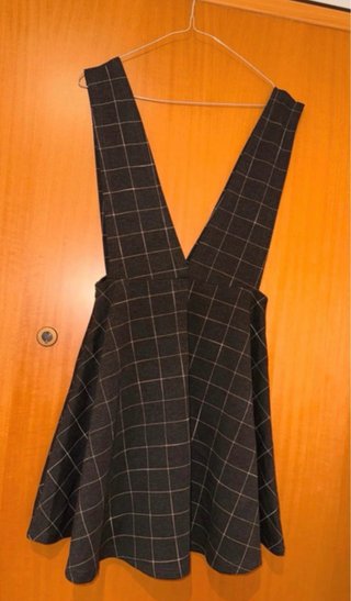 Completo gonna quadri con camicia bianca