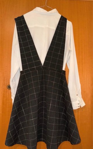 Completo gonna quadri con camicia bianca