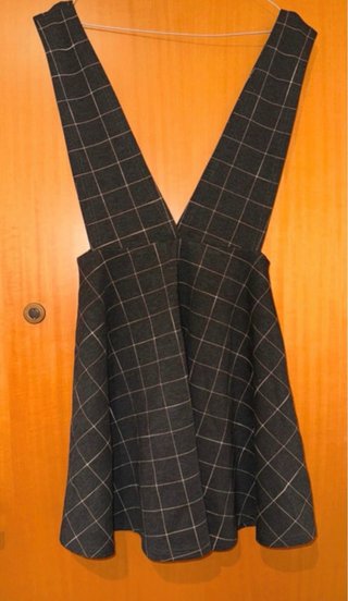 Completo gonna quadri con camicia bianca