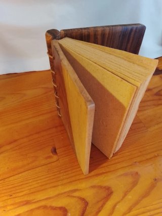 Libreta de madera artesanal