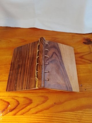 Libreta de madera artesanal