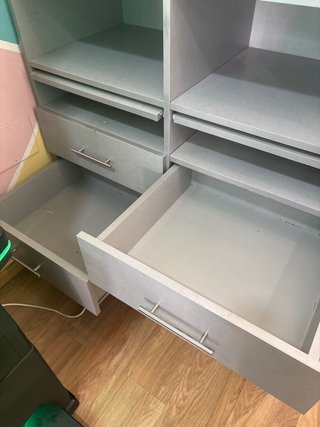 Mostrador gris con cajones y estantes