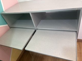 Mostrador gris con cajones y estantes