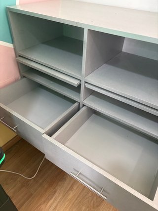 Mostrador gris con cajones y estantes