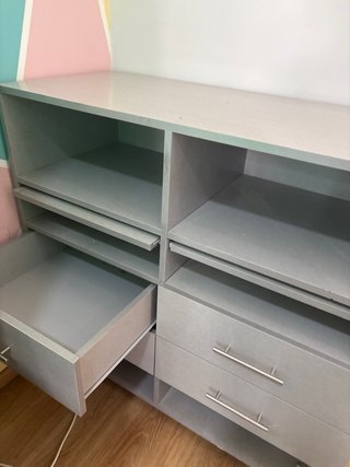 Mostrador gris con cajones y estantes