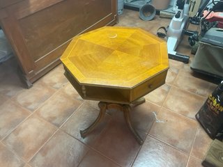 Mesa auxiliar octogonal clásica con cajón