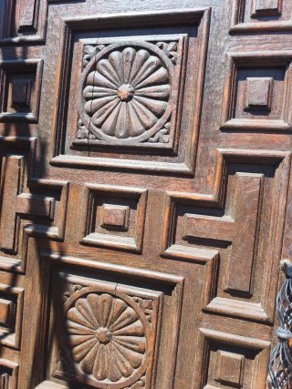 Puerta antigua de madera tallada
