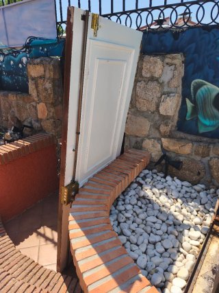 Puerta antigua de madera tallada