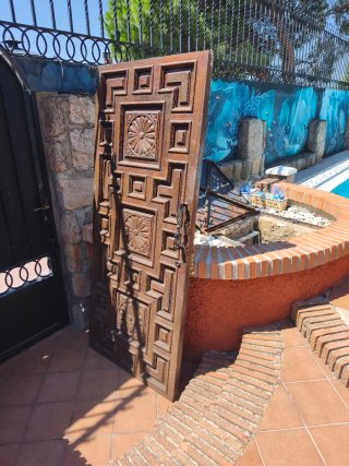 Puerta antigua de madera tallada