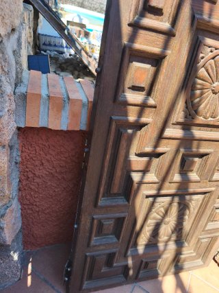 Puerta antigua de madera tallada