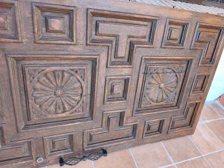 Puerta antigua de madera tallada