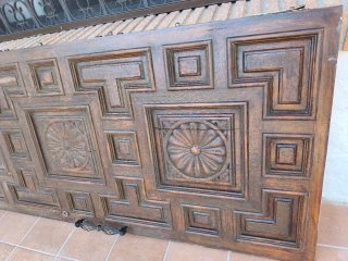 Puerta antigua de madera tallada