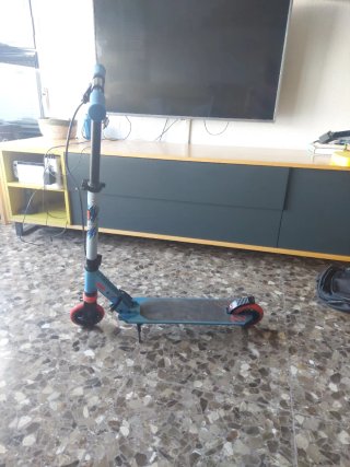 Patinete infantil azul y rojo