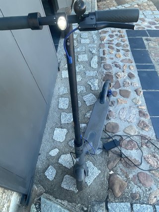 Patinete Eléctrico Negro con Cargador