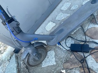 Patinete Eléctrico Negro con Cargador