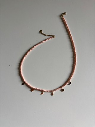 Collar de cuentas rosa con dijes de luna y estrell