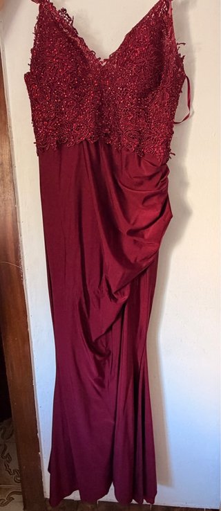 Vestido de fiesta rojo con pedrería