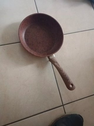 Padella antiaderente marrone con manico in legno