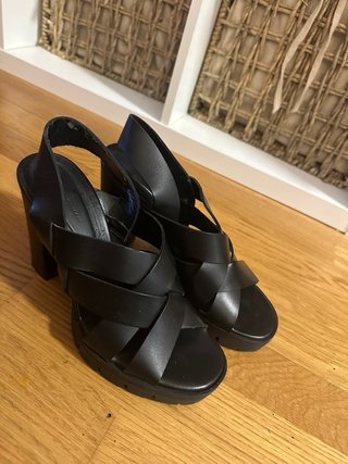 Sandalias negras de tiras y plataforma