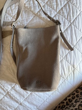 Bolso pequeño gris con aplicaciones