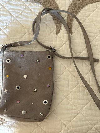 Bolso pequeño gris con aplicaciones