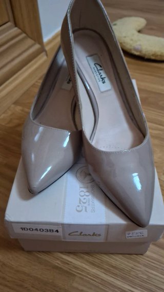 Zapatos Clarks charol beige