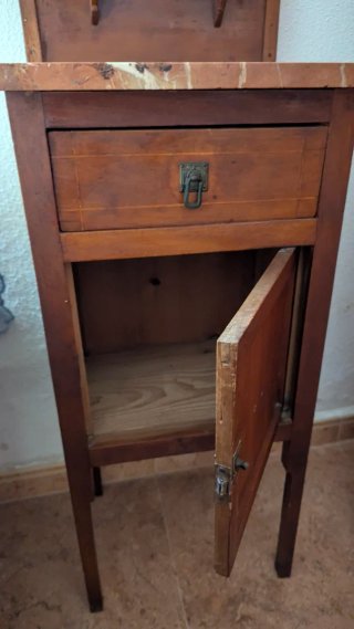 2 Mesitas antiguas de noche, de madera y mármol