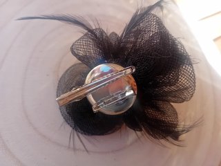 Tocado negro con plumas