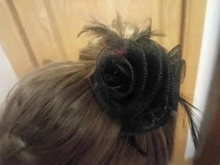 Tocado negro con plumas