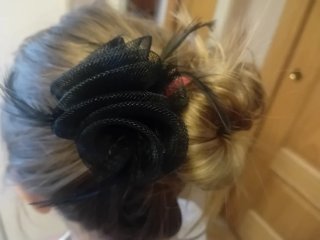 Tocado negro con plumas