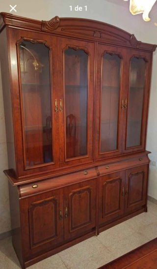 Vitrina de madera y cristal