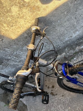 Bicicleta de montaña plateada