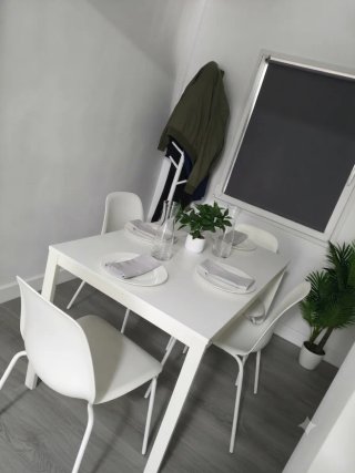 Mesa comedor y 4 sillas blancas