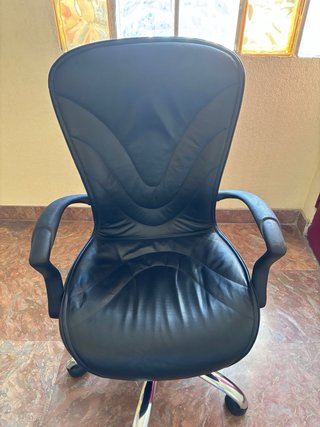 Silla de oficina ergonómica negra