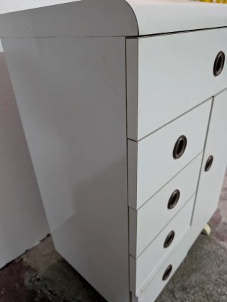 Mueble auxiliar blanco con cajones y armario