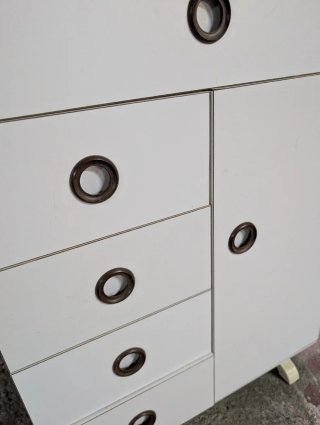 Mueble auxiliar blanco con cajones y armario