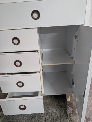 Mueble auxiliar blanco con cajones y armario