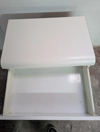 Mueble auxiliar blanco con cajones y armario